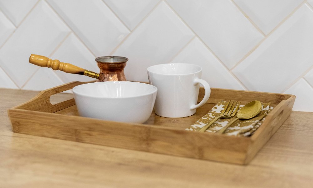 English Description: Hospitality essentials such as water, juice, cups, and serving tools used in meetings and events.